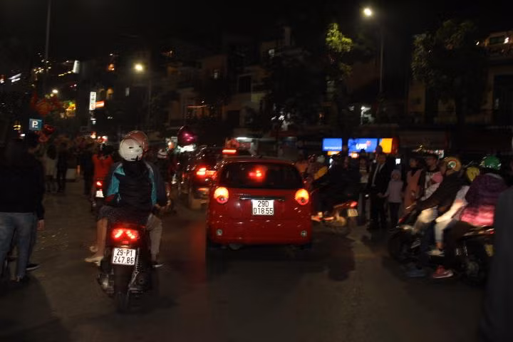 Do không cấm các phương tiện đi vào khu vực Hồ Gươm trong ngày đầu năm mới nên sau giao thừa, quang cảnh tại khu vực này khá hỗn loạn. Xe cộ đi lại như mắc cửi giữa dòng người đi bộ.