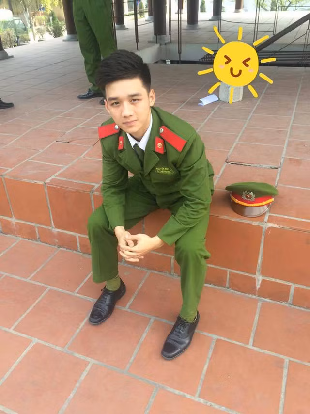 Được biết, chàng trai đang gây bão trên mạng mang tên Nguyễn Anh Dũng, hiện là Học viên học viện cảnh sát, sống tại Việt Trì, Phú Thọ.