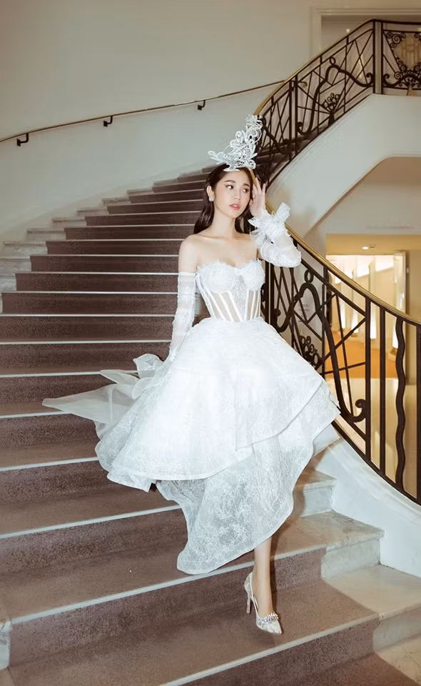 Ngay sau khi những bức ảnh của Quỳnh Hương được đăng tải trên MXH đã nhận được không ít những lời bình luận từ CĐM. Đa phần đều cho rằng, lần ra quân này của đoàn "gà cưng" của bầu Vũ Khắc Tiệp hoàn toàn thất bại.