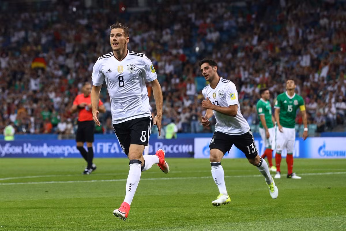 Hàng hot Bundesliga đến Premier League: Leon Goretzka là ngôi sao trẻ thế hệ mới của bóng đá Đức. Tiền vệ công sinh năm 1995 hiện còn hợp đồng với Schalke 04 đến tháng 6/2018, và được đồn đoán sang Bayern Munich. Tuy nhiên, trong bài phỏng vấn mới nhất với báo chí, cựu danh thủ Đức Oliver Bierhoff - người đang đóng vai trò truyền thông ở LĐBĐ Đức đã vô tình tiết lộ điểm đến của Leon Goretzka. Và không ngạc nhiên, khi đó là Premier League.