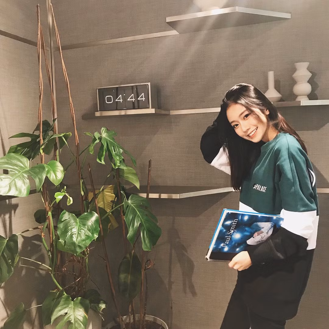 Từ cái nhìn đầu tiên, Qshere đã gây ấn tượng với người đối diện bởi gương mặt hết sức xinh đẹp, rạng rỡ và nụ cười rất ngọt ngào. Gắn liền với nữ sinh 22 tuổi này chính là mái tóc dài thẳng, không tạo kiểu cầu kì.