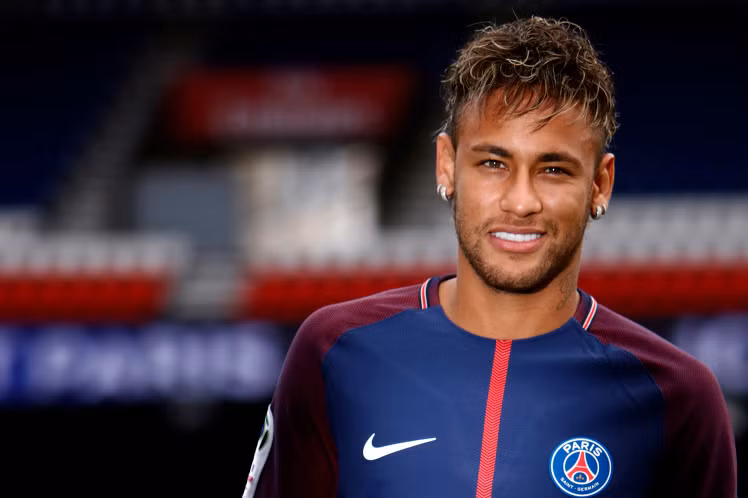 Neymar đến PSG vì Champions League: Neymar Sr., cha và cũng là người đại diện của Neymar, vừa tâm sự việc ngôi sao người Brazil rời Barca để gia nhập PSG là vì giấc mơ Champions League.