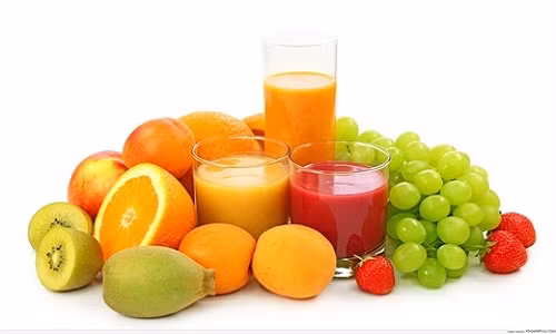 Ảnh hưởng khi dùng quá nhiều nước trái cây. Nước ép trái cây được khuyến khích sử dụng hàng ngày cho cả người lớn và trẻ em. Tuy nhiên, nếu trẻ em dùng quá nhiều nước trái cây sẽ gặp nhiều tác dụng phụ không mong muốn, dễ mắc các chứng bệnh như: béo phì, bệnh liên quan tới răng miệng, tiêu chảy, đầy hơi, đau bụng... khiến trẻ ăn không ngon miệng, chán ăn.