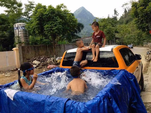Lấy phần chở đồ của ô tô làm bể bơi, ai có thể chất hơn những bạn trẻ này.