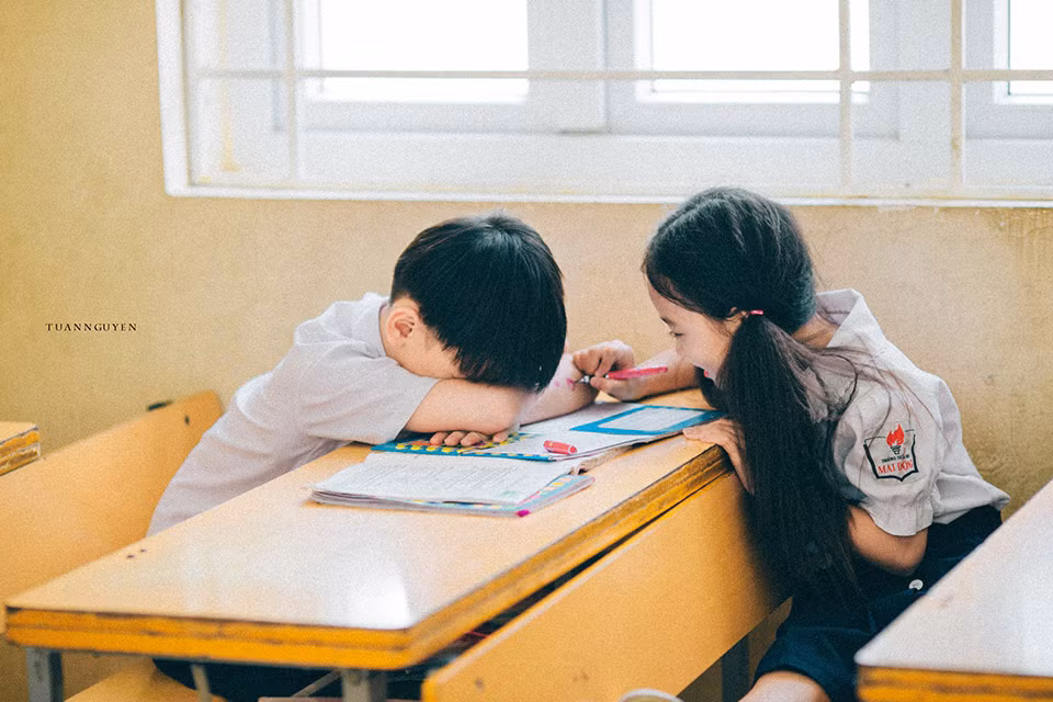 Ai cũng từng một lần ngủ gật trong lớp để rồi thức dậy với khuôn mặt đầy mực, cánh tay đầy hình thù kỳ dị, những ngón tay thì sơn đủ các màu và thủ phạm chính không ai khác đó là đứa ngồi cùng bàn.