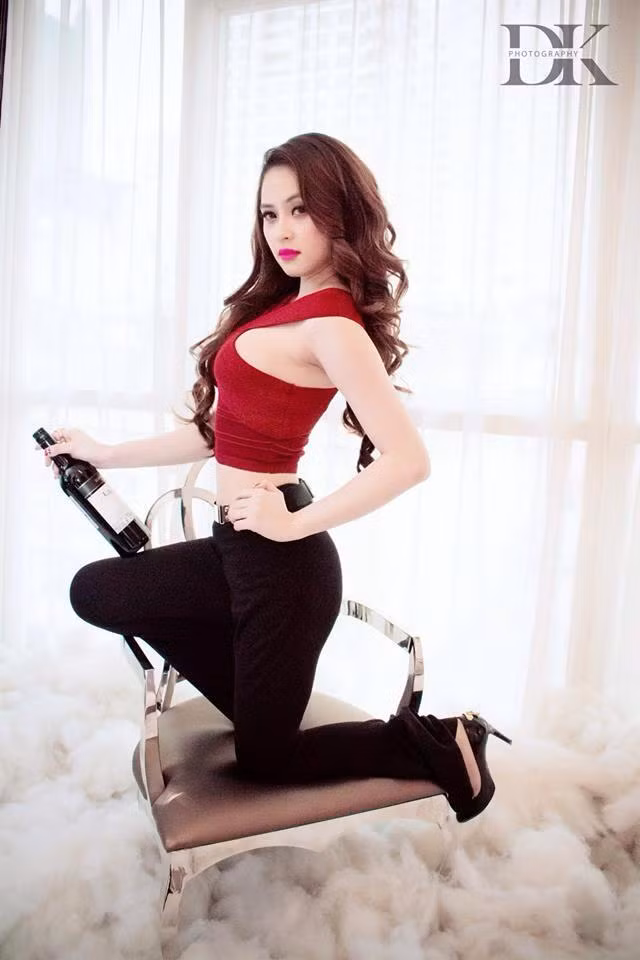 Ngày 3/10, Viện KSND TPHCM cho biết vừa hoàn tất cáo trạng truy tố các bị can Văn Kính Dương (sinh năm 1980, ngụ TP Hà Nội), Vũ Hoàng Anh Ngọc (sinh năm 1994- Ngọc Miu) cùng 8 đồng phạm khác về tội sản xuất, mua bán và tàng trữ trái phép chất ma túy.