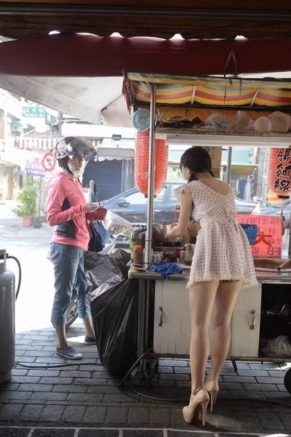 Không chỉ xinh đẹp, niềm nở trong khâu đón tiếp khách ăn mì, cô chủ quán tên Ka còn rất khéo lựa chọn những trang phục giúp cô dễ gây chú ý hơn nhưng không hề hở hang hay thô tục.