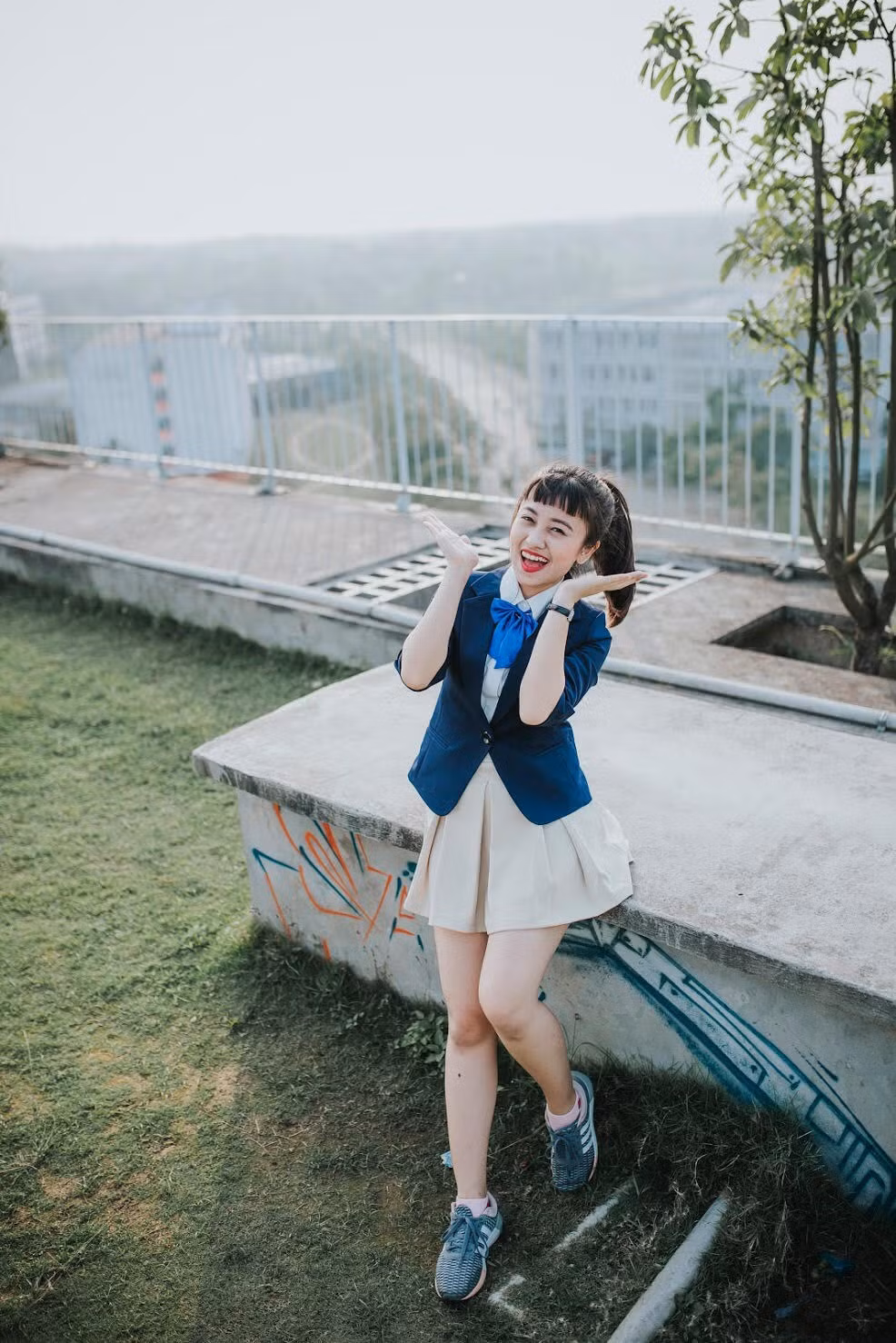 Đặc biệt, mới đây cô nàng còn hứng khởi khoe rằng mình bắt đầu lấn sân sang nghiệp diễn xuất khi "khởi nghiệp" bằng vai Kim Cương trong bộ phim sitcom: "Phụ nữ là số 1" hay mới đây nhất là vai Chiêu Dương trong bộ phim "Có nắng có gió ấy là  ngày tươi đẹp" của nhà sản xuất phim trẻ Nguyễn Văn Tôn.