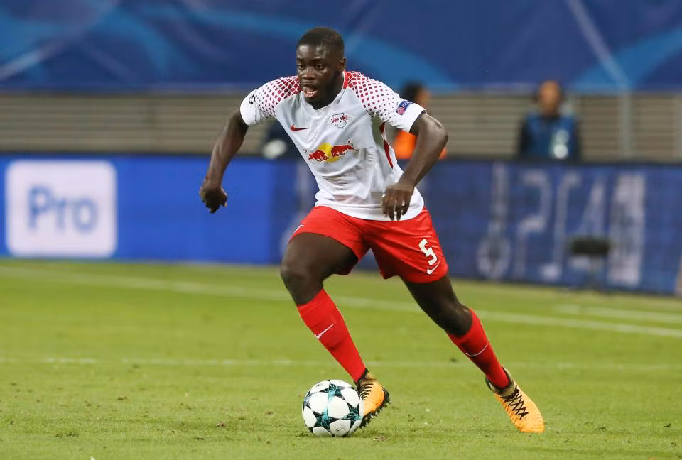 Barca cũng tranh hậu vệ “100 triệu euro”. Sau Arsenal và M.U, đến lượt Barcelona gia nhập cuộc đua giành Dayot Upamecano, trung vệ có điều khoản giải phóng hợp đồng với Leipzig trị giá 100 triệu euro. Cầu thủ 19 tuổi này đã trở thành một trong những mục tiêu được thu hút nhất châu Âu thời gian gần đây. Ngoài hai CLB Premier League, AC Milan cũng liên hệ để hy vọng giành Upamecano trong tháng Giêng tới.