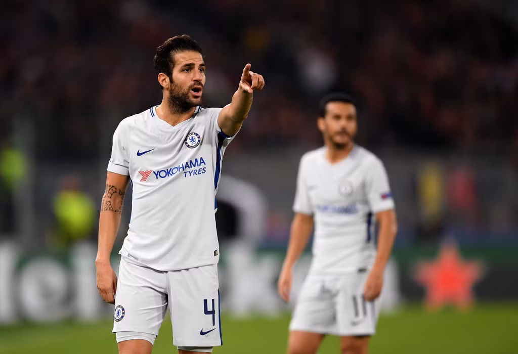 Fabregas “bật đèn xanh” cho Chelsea: Phát biểu với tờ Evening Standard, Fabregas chia sẻ: “Tôi muốn gia hạn hợp đồng? Đúng, bởi vì đó là câu lạc bộ luôn đối xử tốt với tôi. Đây là một động thái tốt lành cho Chelsea sau khi có tin Jose Mourinho nhăm nhe lôi kéo học trò cũ Fabregas đến M.U. Ảnh: Evening Standard