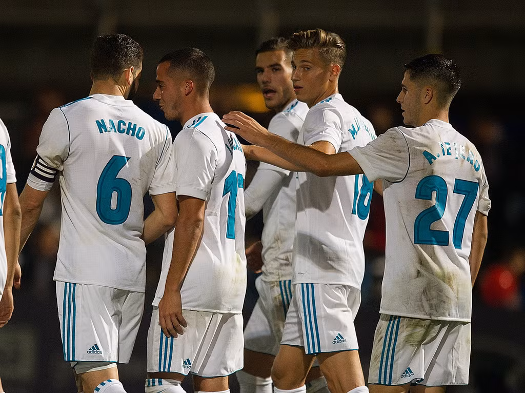 Zidane xoay vòng gần một nửa đội hình: Theo tin chuyển nhượng cầu thủ AS, HLV Zinedine Zidane quyết định sẽ sử dụng Theo Hernandez, Marcos Llorente, Dani Ceballos và Marco Asensio trong đội hình chính gặp Las Palmas đêm mai. Bằng cách tung 4 cầu thủ làm dự bị ở trận gặp Tottenham này ngay từ đầu, Zidane muốn cho Marcelo, Casemiro, Toni Kroos và Luka Modric được nghỉ ngơi. Ảnh: AS