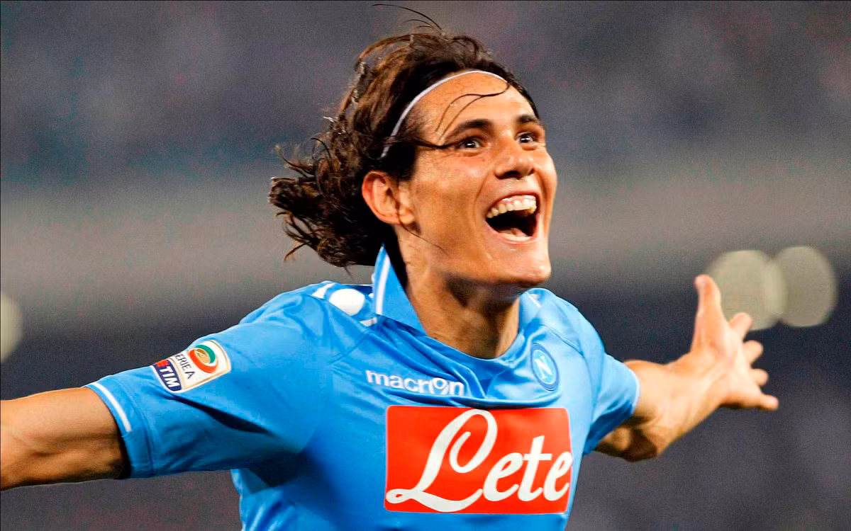 Cavani muốn trở lại Napoli: Theo tin chuyển nhượng bóng đá từ đại diện Fernando Guglielmone của Edinson Cavani thừa nhận khả năng tiền đạo người Uruguay sẽ trở về Napoli thi đấu trong tương lai vì phải đựng khá nhiều những tiêu cực kể từ khi Neymar gia nhập PSG. Ảnh: Goal