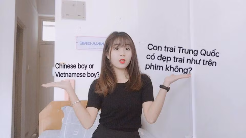 Nổi lên nhờ danh xưng hot girl cùng các clip, phim ngắn nhưng Linh Kett bất ngờ chuyển hướng đi Trung Quốc để học diễn xuất.