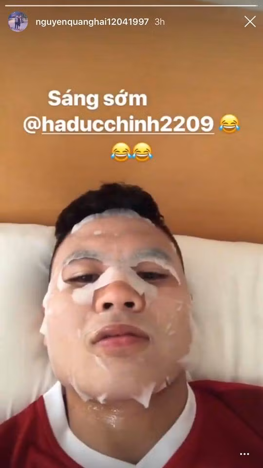 Kể từ khi tham gia tập huấn tại Trung tâm thể thao quốc gia Paju (Hàn Quốc) để chuẩn bị cho AFF Cup, các cầu thủ không cập nhật nhiều về bản thân lên mạng xã hội. Nhưng trong 1 khoảnh khắc hiếm hoi, tiền vệ Quang Hải đã khoe được HLV Park Hang-seo chăm sóc sắc đẹp.