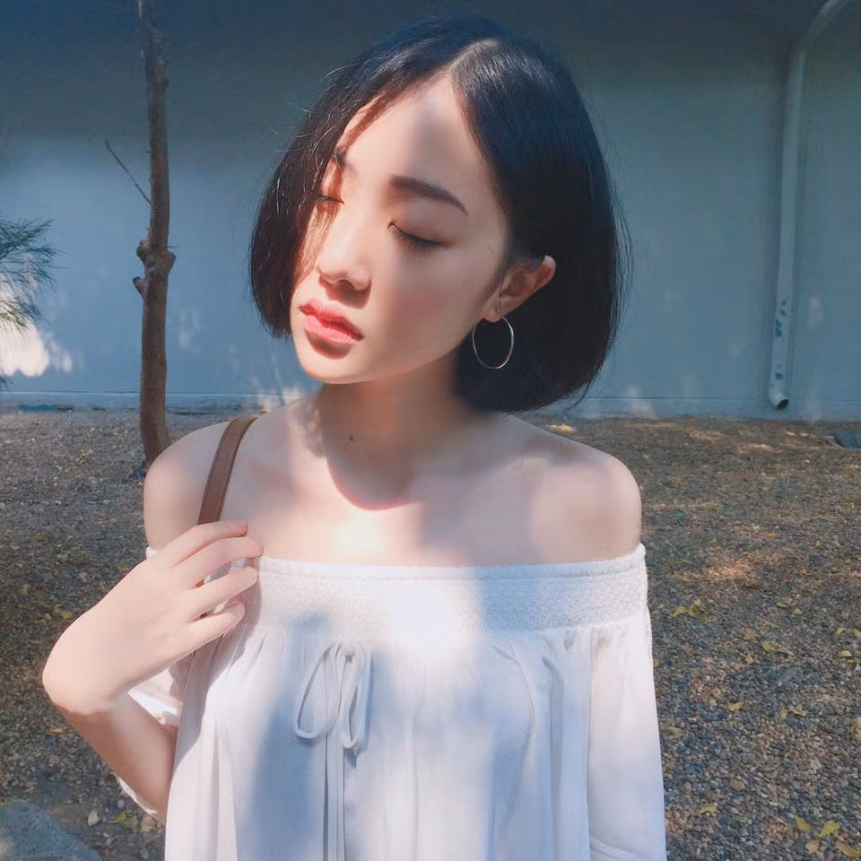 Instagram của Thùy Anh có không ít những tấm hình cận mặt với góc nghiêng đẹp không thể chối cãi khiến bất cứ ai ngắm nhìn cũng bị thu hút.