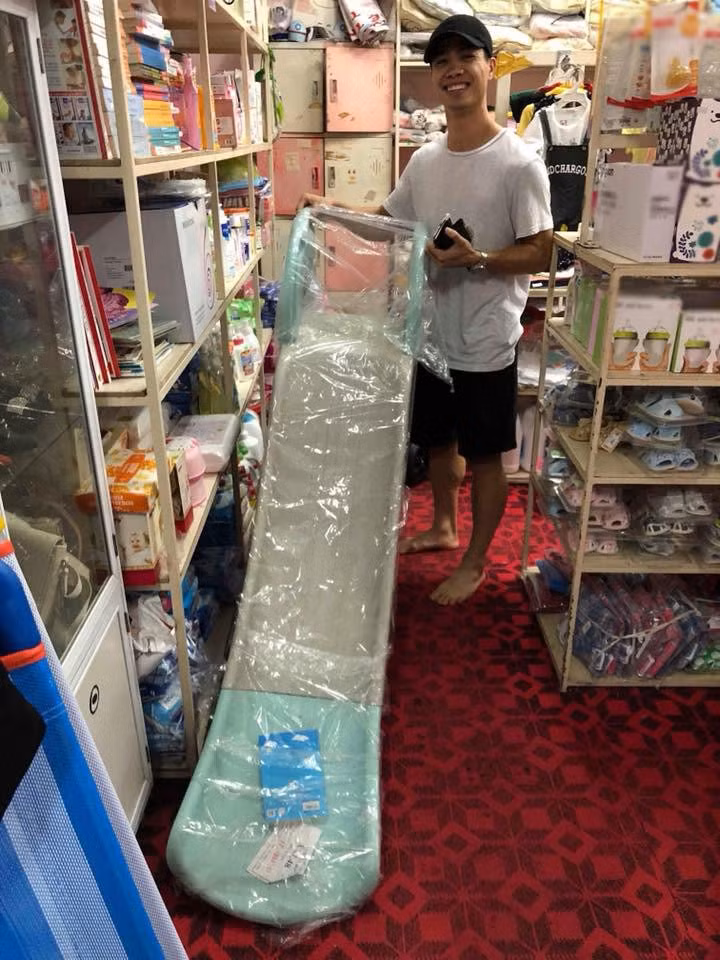 Việc các cầu thủ đội tuyển Việt Nam đồng loạt xuất hiện tại cửa hàng bán đồ sơ sinh khiến nhiều người tò mò. Thậm chí, có tin đồn còn cho rằng rất có thể một trong số các cầu thủ này sắp trở thành "ông bố bỉm sửa" và tranh thủ đi sắm đồ cho con trước khi tập chung trở lại chuẩn bị cho Asian Cup 2019.