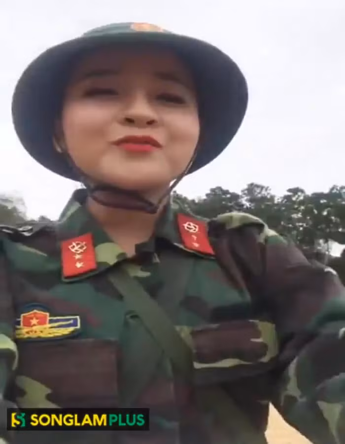 Đoạn clip dài khoảng 4 phút ghi lại hình ảnh tại thao trường của 1 đơn vị bộ đội Việt Nam và người cầm máy quay là cô gái đến từ Nghệ An được vô cùng chú ý không chỉ bởi nhan sắc mà còn bởi giọng hát khi thể hiện bài hát "Bài ca thống nhất". Sau đó, cô bạn trên còn giới thiệu bạn mình cũng là giọng hát cực hay.