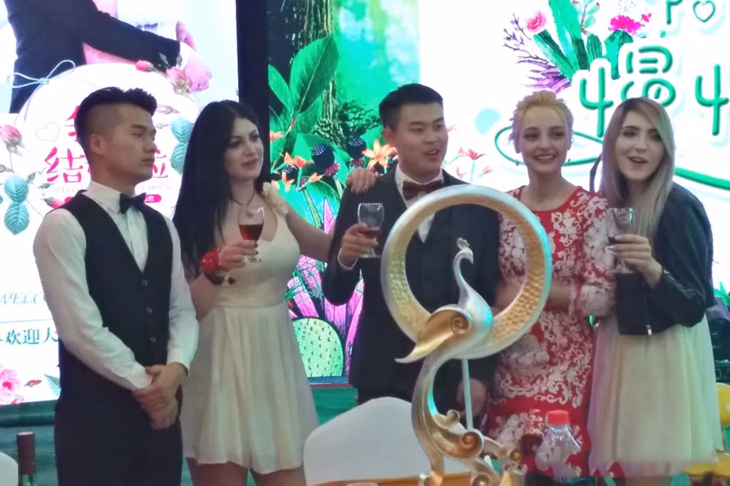 Theo truyền thống, nhà trai phải tặng cho nhà gái những món quà trước ngày cưới. Quà có thể là bánh kẹo, rượu, đồ trang sức hay thậm chí là xe hơi với con số có thể lên tới 200.000 nhân dân tệ (khoảng 700 triệu đồng).