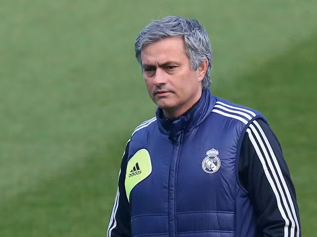 Theo những tiết lộ của cựu chủ tịch Calderon, Mourinho sẽ trở lại Real với mức lương không tưởng: "Tôi tôi được biết thì Mourinho sẽ ký với đội bóng bản hợp đồng có thời hạn 3 năm, trong đó mức lương sẽ là 17 triệu bảng/năm. Có lẽ điều này sẽ được tiến hành vào Thứ Hai tới."