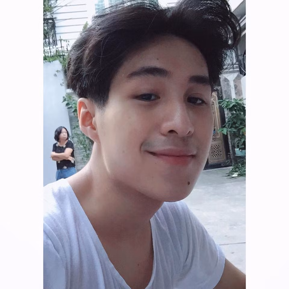 Với ngoại hình điển trai, khuôn mặt nam tính, đôi mắt mơ màng cùng mái đầu bổ luống cực thư sinh, Nhật Trường nhanh chóng chiếm trọn tình cảm của nhiều fan nữ trên mạng xã hội.