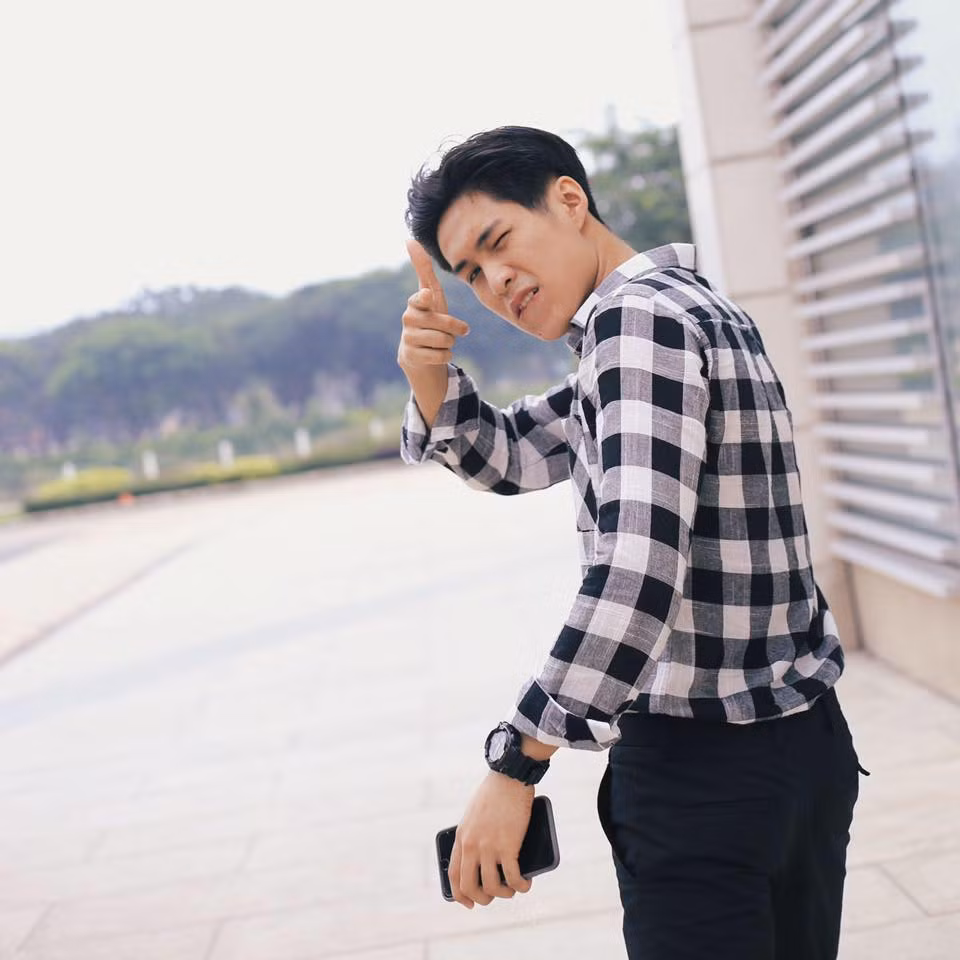 Dù được biết đến với vai trò là diễn viên nhưng ít người biết rằng Nhật Trường lại có tài năng ca hát. Ngay trong những năm cấp 3, hot boy điển trai quê Phan Thiết này đã giành không ít giải thưởng và sau đó còn thành lập hẳn nhóm nhạc để trình diễn tại các hội trường và quán cafe. 