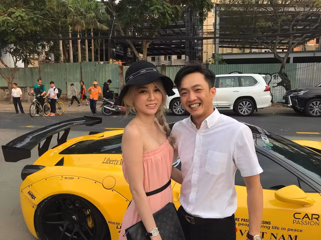 Những ngày qua, Hành trình siêu xe Việt Nam là sự kiện được rất nhiều dân mạng quan tâm, đặc biệt là với những người đam mê tốc độ và thiết kế của những chiếc xe thuộc phân khúc hạng sang trên thế giới có mặt tại Việt Nam. Chưa dừng lại ở đó, họ còn bất ngờ khi trong hành trình này còn xuất hiện một cô gái cầm lái xế khủng với nhan sắc cực xinh đẹp khiến ai cũng phải ngây ngất.
