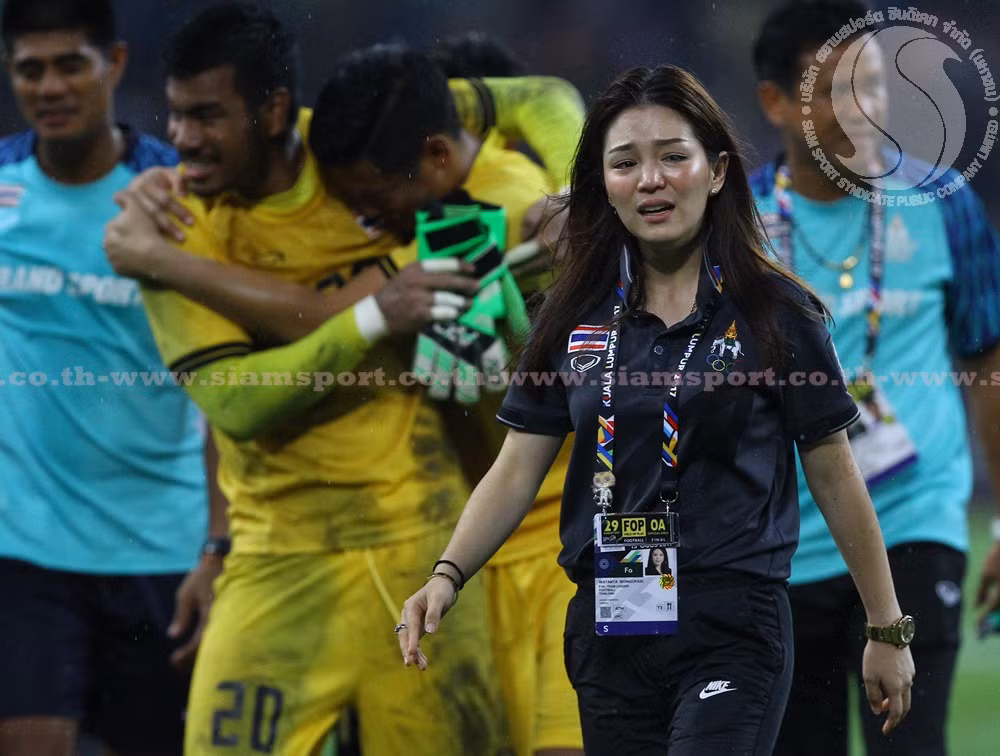 Còn khi thành quả họ đã tạo được là chức vô địch SEA Games thứ 3 liên tiếp, Watanya Wongopasi lại chạy ngay ra sân để ôm lấy các cầu thủ "con cưng" của mình và hòa với họ những giọt nước mắt của sự hạnh phúc.