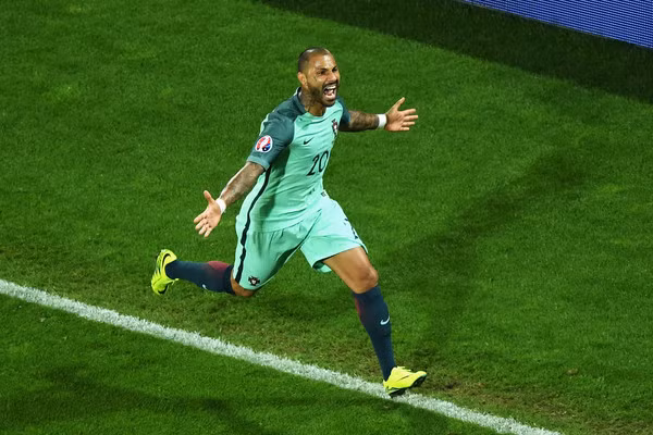 Trong danh sách top 10 cầu thủ hay nhất năm 2016, Ricardo Quaresma chính là cái tên mang đến nhiều bất ngờ nhất và anh được nhiều người đánh giá là nhân tố đánh bật siêu sao người Argentina - Lionel Messi ra khỏi cuộc đua. Dù đã luống tuổi nhưng tiền vệ người Bồ Đào Nha đã có màn trở lại đầy ngoạn mục trong màu áo của ĐTQG và là nhân tố không thể thiếu trong chức vô địch Euro 2016 vừa qua.