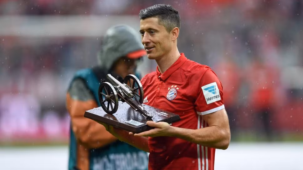 Robert Lewandowski cùng với Bayern Munich giành chức vô địch Bundesliga 2015/2016, cầu thủ người Ba Lan là một trong những trọng pháo giúp Hùm xám xứ Bavaria bảo vệ được danh hiệu này.