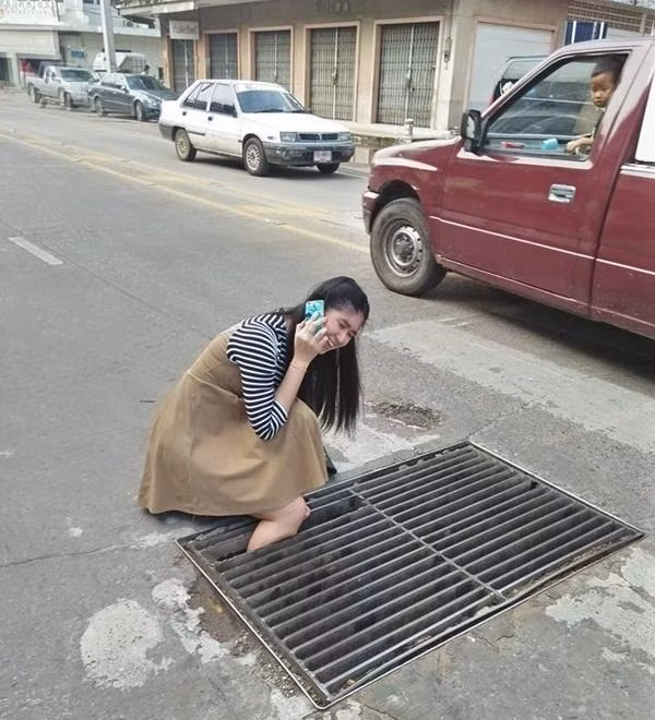 Những tai nạn hy hữu xảy ra trên đường là điều không thiếu. Tuy nhiên, mới đây một cô gái xinh bị thụt chân xuống cống vì mải mê dùng điện thoại đã khiến dân mạng vừa buồn cười vừa thương xót.
