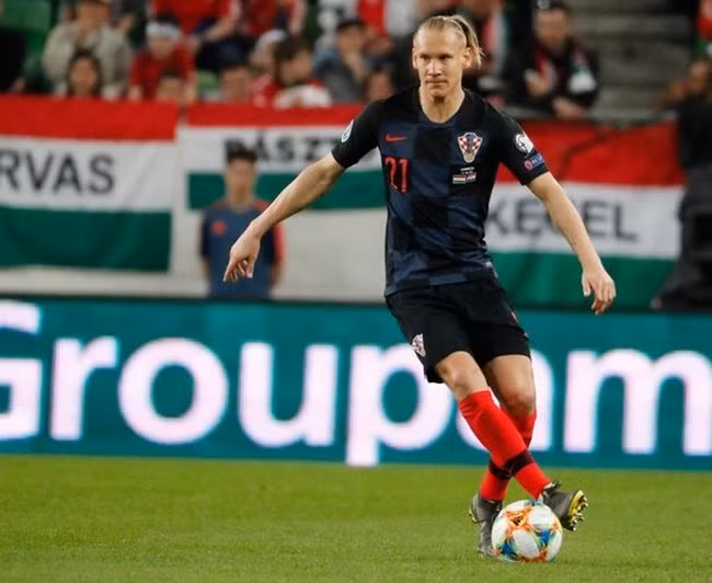 Chuyển nhượng cầu thủ từ MARCA, Wolverhampton đang quan tâm đến Domagoj Vida, nhà á quân World Cup 2018. Được biết, dự kiến trụ cột của đội tuyển Croatia được định giá 20 triệu euro.