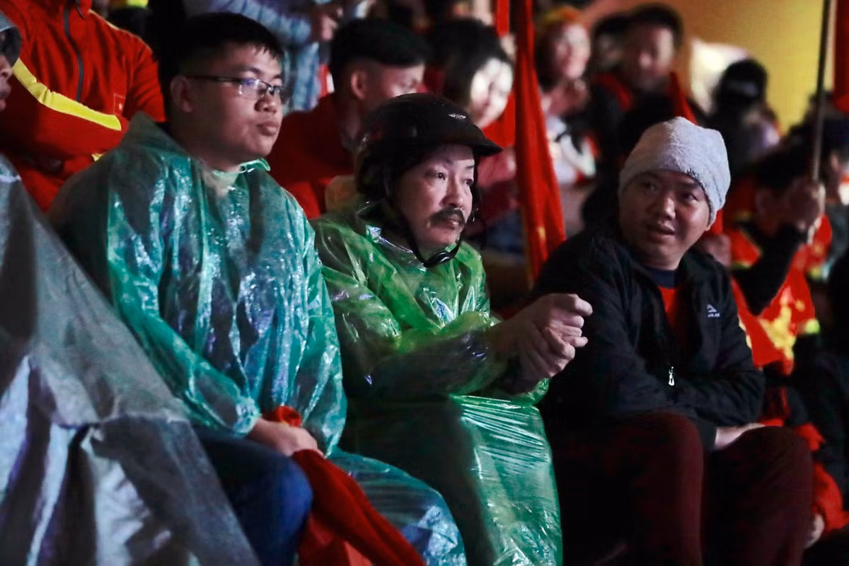 Không chỉ có những bạn trẻ mà nhiều những bậc cao niên cũng có mặt để đồng hành cùng thầy trò HLV Park Hang-seo trong trận đấu chung kết lượt đi AFF Cup 2018 trên SVĐ Bukit Jalil.