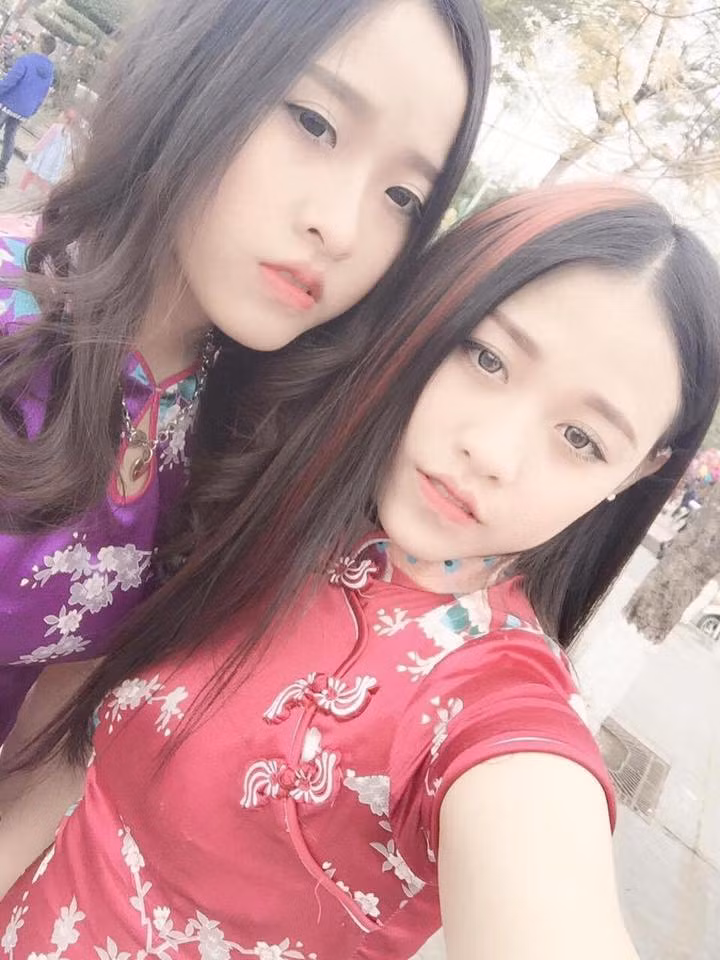 Cùng ngắm nhìn những hình ảnh cặp đẹp của cặp chị em song sinh đất Cảng không chỉ xinh mà còn rất nổi tiếng.