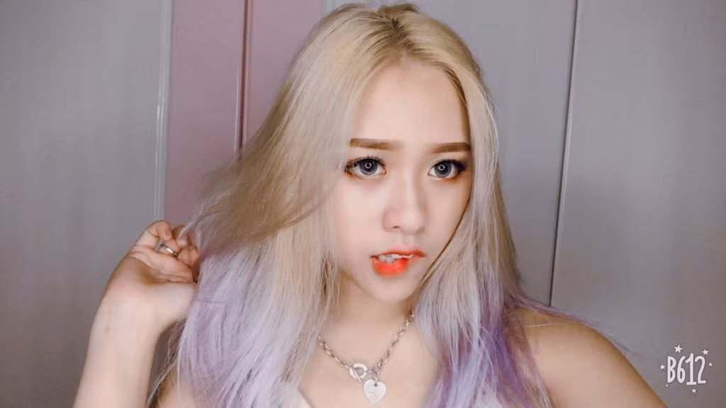 Hình ảnh cá tính của cặp chị em song sinh Hải Phòng là Trâm Đô và Trà Đặng khiến vạn người mê.