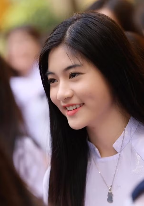 Nguyễn Bùi Nam Phương (18 tuổi, sinh viên năm thứ nhất khoa Ngữ văn Anh, Đại học Công nghiệp TP HCM) thời gian qua được nhiều người chú ý tới khi phô bày vẻ ngoài xinh đẹp với nụ cười hiền, trong sáng và má lúm cực duyên.