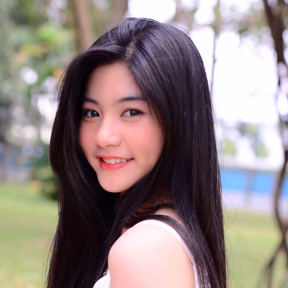 Rạng rỡ trước ống kính, ít ai biết Nam Phương là cô bé khá nhút nhát. Thiếu nữ sinh năm 1999 tham dự cuộc thi Miss Teen 2017, với hy vọng phá vỡ vỏ bọc của bản thân, tự tin hơn trước đám đông.