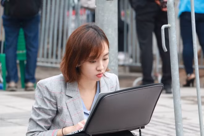Dù là trong tư thế nào đang làm việc hay đang dẫn trực tiếp đưa tin về cuộc gặp thượng đỉnh Mỹ-Triều, các nữ phóng viên đều vô cùng xinh đẹp.