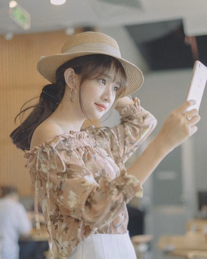 Nhan sắc ngọt ngào và thần thái biểu cảm tốt, bộ ảnh của Thanh Vy trong diễn xuất và trong từng bức ảnh đăng tải trên trang cá nhân khiến nhiều cư dân mạng phải xao xuyến chẳng muốn rời xa.