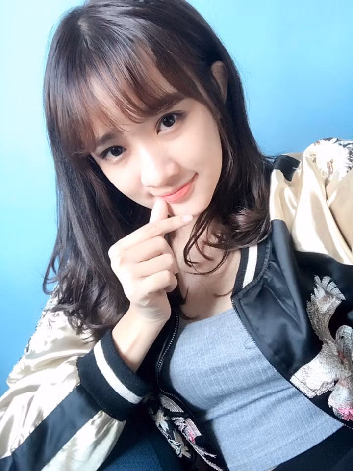 Hồn nhiên, ngây thơ và được nhiều dân mạng khen ngợi rằng trẻ hơn so với tuổi thật là những điều giúp Thanh Vy cô nàng diễn viên tay ngang tiếp cận với nhiều khán giả và dần dần phủ sóng hình ảnh của mình trên mạng xã hội. Ảnh trong bài: FBNV.