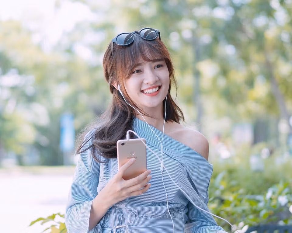 Tuy nhiên, khi vào vai Vy trong MV "Em gái mưa", Thanh Vy lại bất ngờ đổi cách diễn. Từ một cô gái có phần "tăng động" cô gái 9X Bến Tre lại bỗng dịu dàng, êm ái và biểu cảm e thẹn vô cùng đạt.