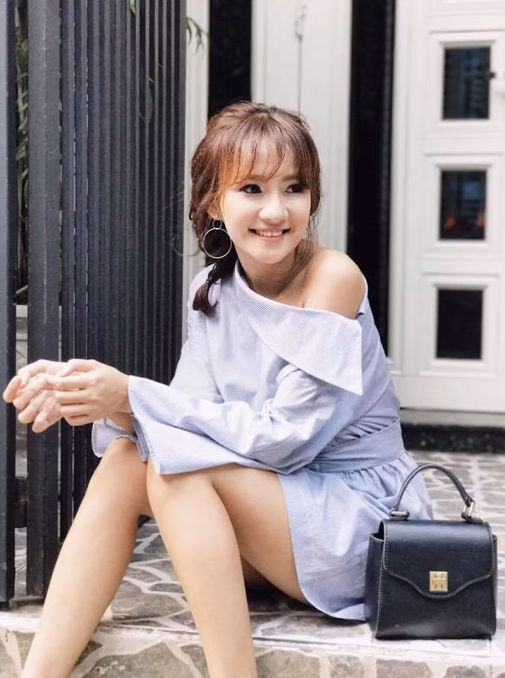Sở hữu hơn 91.000 lượt theo dõi trên trang facebook cá nhân, Nguyễn Thanh Vy - cô nàng 9x xinh đẹp không chỉ hút hồn người đối diện bởi nhan sắc ngọt ngào.