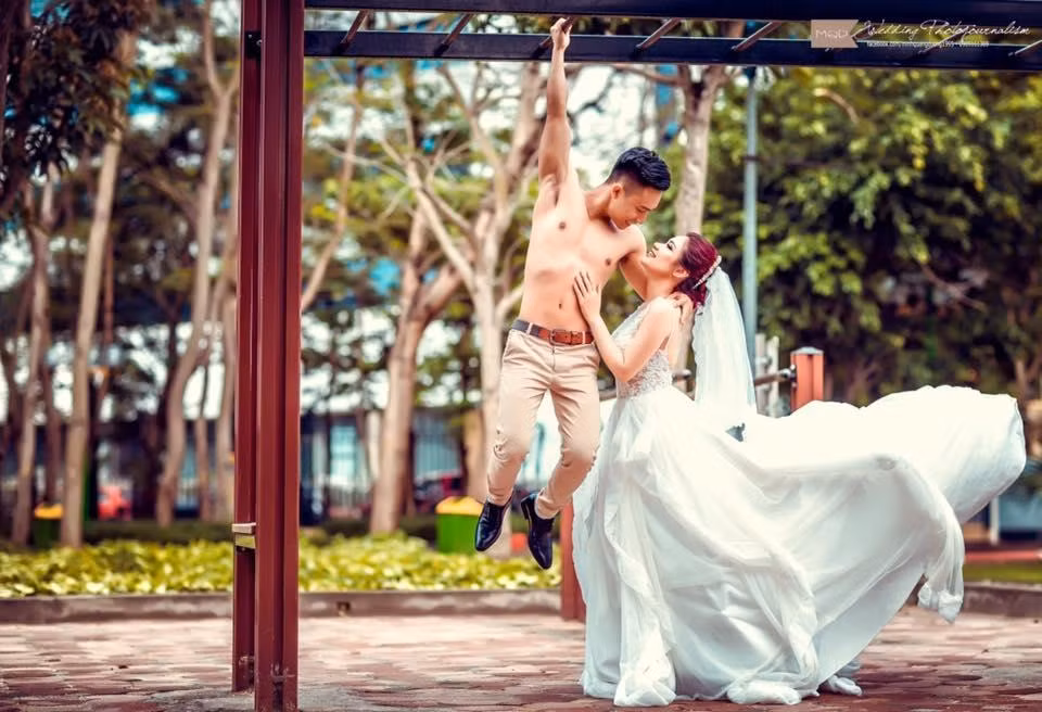 Bộ ảnh cưới theo phong cách thể thao đường phố được chụp tại Bãi xà công viên Nghĩa Đô, nơi tập thể thao ngoài trời, và cũng là nơi gặp nhau lần đầu tiên của cô dâu chú rể.