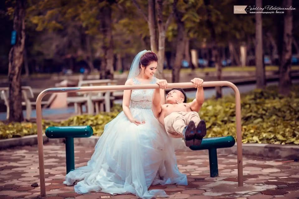 Bên cạnh đó, rất nhiều người “phát cuồng” và trầm trồ trước thân hình cực chuẩn của chú rể. Sau khi xem xong bộ ảnh cưới này, nhiều người cho rằng họ cảm thấy hứng khởi có thích tập luyện thể thao.