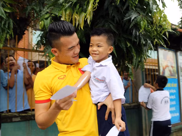 Tuyển thủ Ngô Hoàng Thịnh vui vẻ bên những em nhỏ có mảnh đời khó khăn tại làng trẻ SOS Gò Vấp.