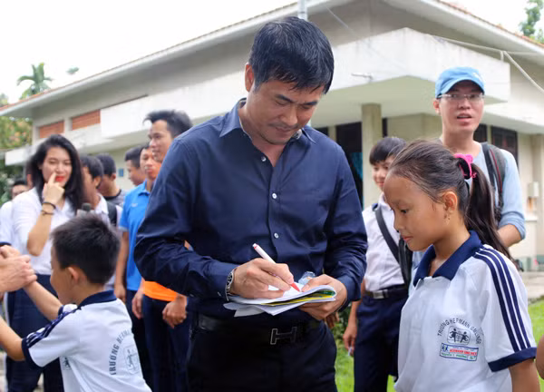 Hàng trăm em nhỏ ở các lứa tuổi đã theo các thành viên ĐTQG Việt Nam trong suốt chuyến thăm quan để xin chữ ký, chụp ảnh lưu niệm và bày tỏ sự ngưỡng mộ.