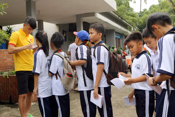 HLV Nguyễn Hữu Thắng cùng các học trò vui vẻ ký tặng và hỏi thăm từng em nhỏ của làng SOS Gò Vấp.