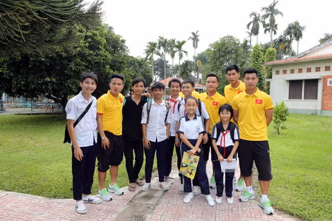 Thông qua hoạt động thăm các trẻ em cơ nhỡ tại làng SOS Gò Vấp, các thành viên ĐTQG Việt Nam không chỉ nối thêm những vòng tay yêu thương đối với những mảnh đời bất hạnh, mà còn tìm thấy nguồn động lực rất lớn để nỗ lực nhiều hơn nữa trong chặng đường sắp tới.