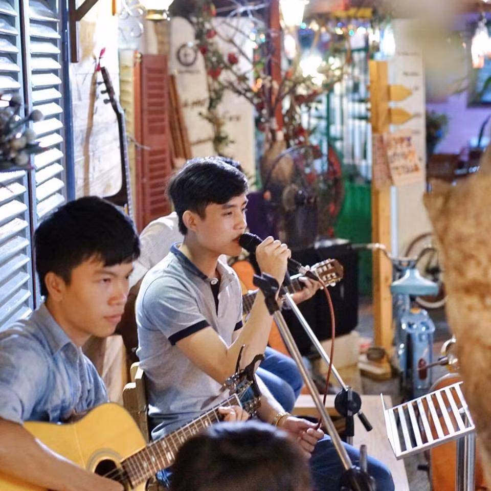 Là thân nam nhi nhưng Trần Chánh Hoàng lại sở hữu làn da trắng khiến nhiều chị em phụ nữ phải ghen tỵ. Chưa dừng lại ở đó, anh chàng người Đắc Lắk này còn có thân hình vạm vỡ với khối cơ cuồn cuộn.