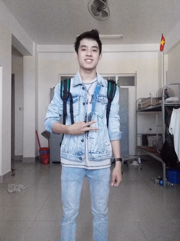 Chỉ bằng một bức ảnh trong chiếc áo màu xanh công nhân, với góc chụp nghiêng trong khi đang thực hành sử dụng máy tiện, anh chàng hot boy trường Kỹ thuật đã được dân mạng chú ý tới và liên tục tìm kiếm những thông tin cá nhân.