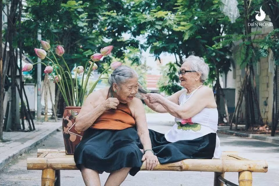 Điều khiến nhiều người thích thú ở bộ ảnh hoa sen mới đó là người mẫu của bộ ảnh là những cụ bà đã ở tuổi "thất thập cổ lai hy" nhưng vẫn mặc áo yếm, tạo dáng trẻ trung trước ống kính.